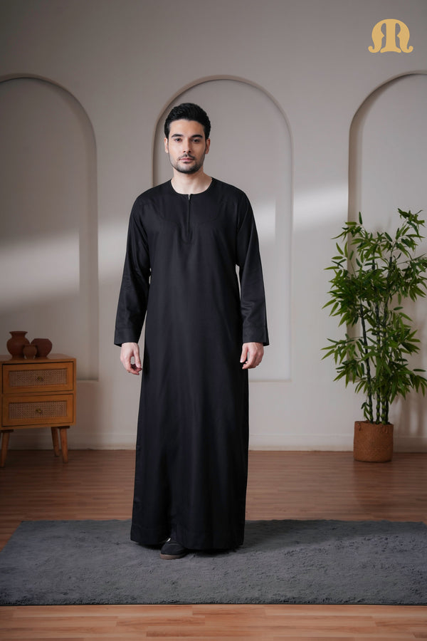 Kurvig Omani 2.0 Black Thobe Mens